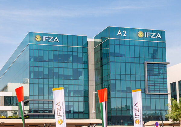 迪拜 IFZA 自由区公司注册全指南：注册类型、流程与落地支持详解封面图